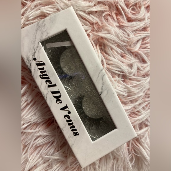 Lashes - Picture 3 of 4